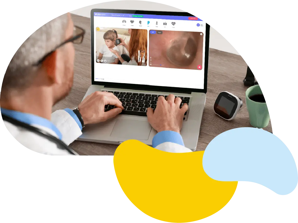 Médico atentindiendo una consulta virtual de manera precisa Médico atentindiendo una consulta virtual de manera precisa